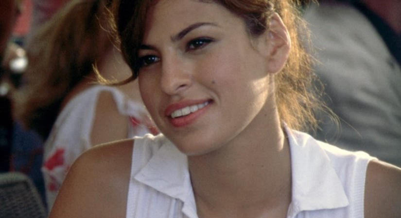 Egy mély kanapé is lehet elegáns – Eva Mendes kanapéjához biztosan nem kell lábtartó