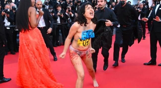 Félmeztelen nő rohant be a cannes-i vörös szőnyegre + VIDEÓ!