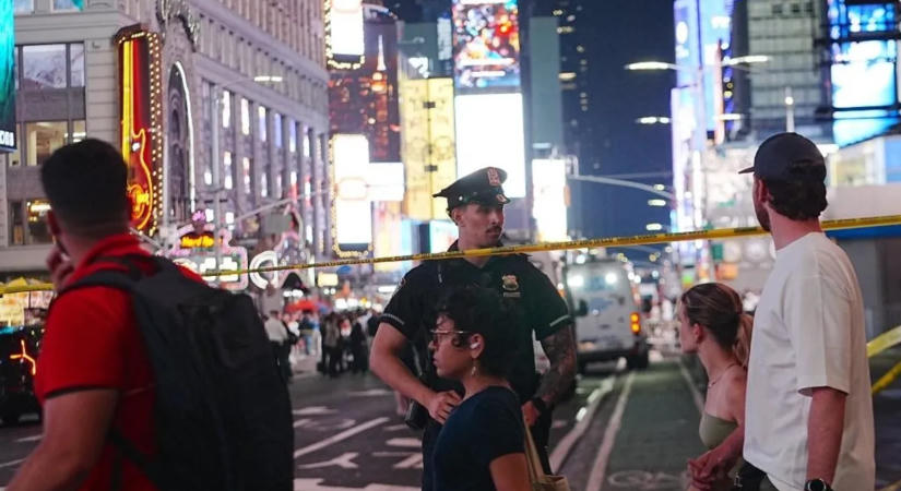 Késes támadás New Yorkban: két embert sebesített meg egy nő, mielőtt lelőtték