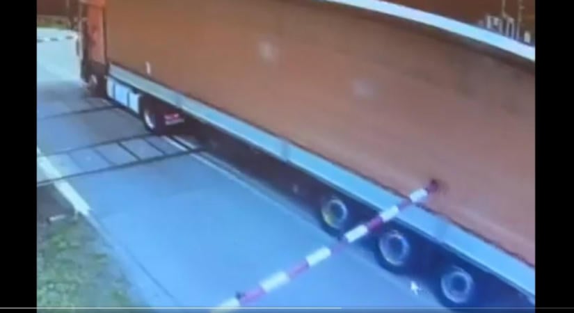Beragadt egy kamionos két sorompó közé, majd addig bénázott, míg átgázolt a vonat