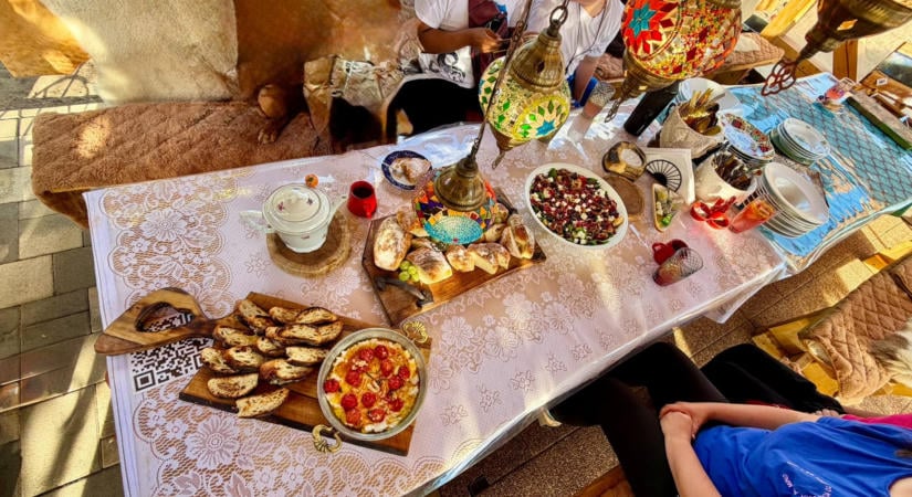 Alpakák az asztal körül, pizza a kemencében: ilyen egy „anti-étterem” a Tisza mellett
