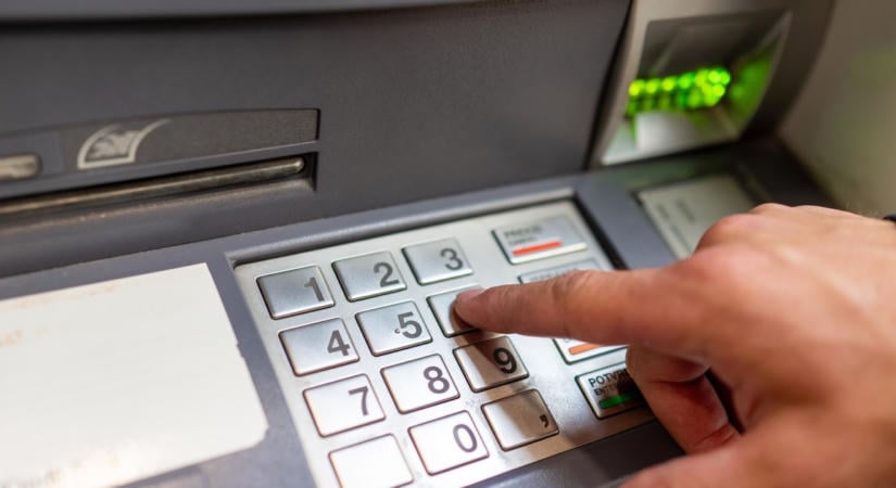 Súlyos hiba a hazai banknál, rengeteg ügyfél PIN-kódja változott meg értesítés nélkül