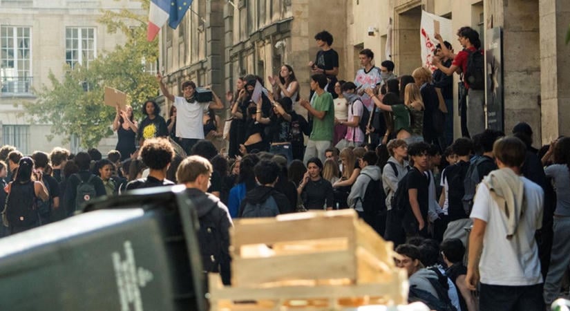 Véres kedd jöhet Párizsban: anarchisták, szakszervezetek és traktorosok járatják csúcsra a diáktüntetéseket