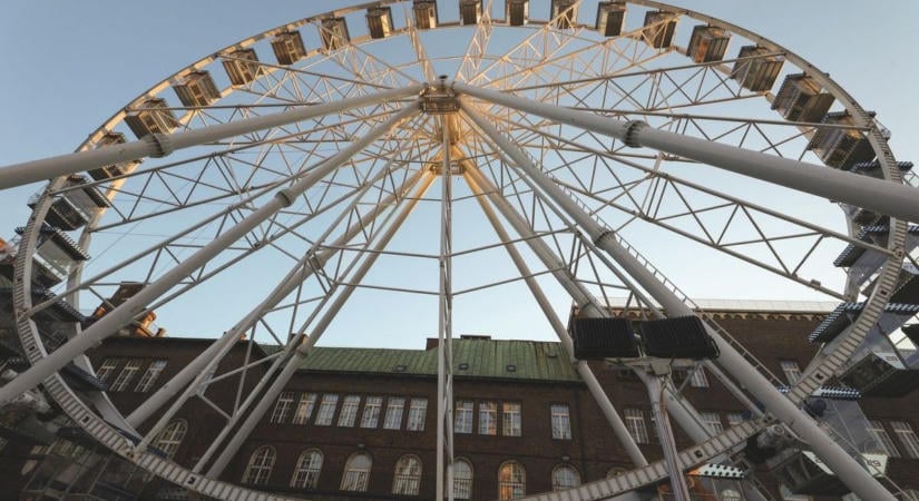 Már szerdán forogni kezd a szegedi óriáskerék, mutatjuk, meddig marad a Dóm téren