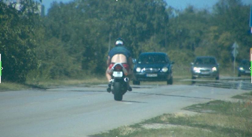 Hajmeresztő tempóval kapták el a motorost Szentes közelében