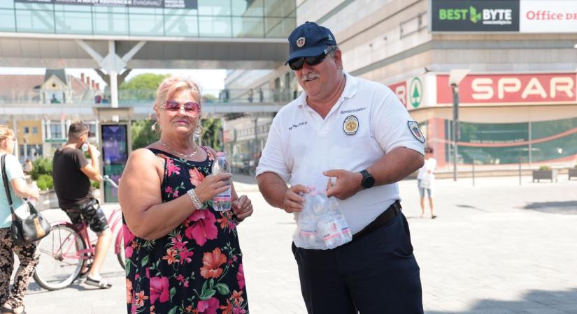 Vizet osztanak a kánikulában Nyíregyházán