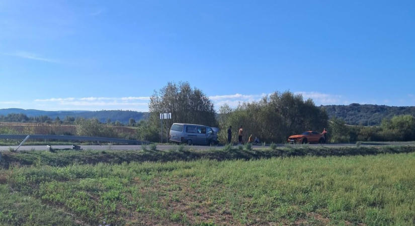 Teljes útzár: kisbusz és személyautó ütközött, súlyosan megsérült egy 20 év körüli lány