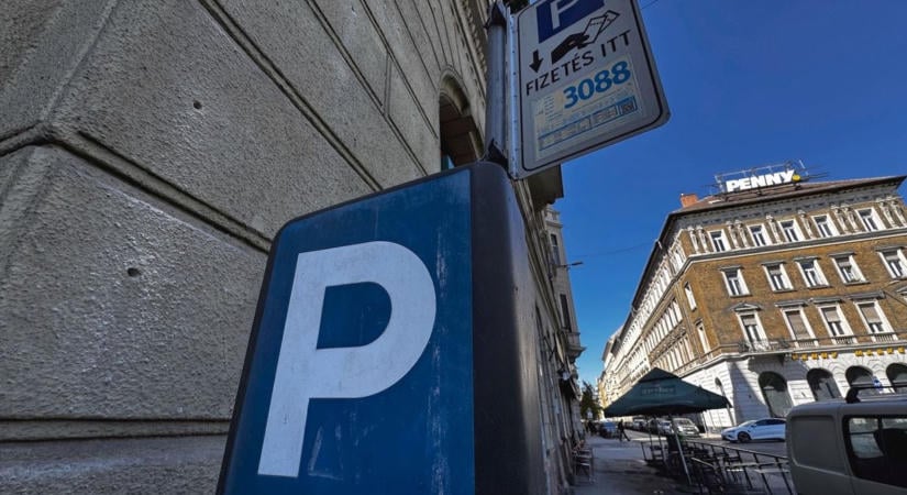 Parkoló helyett autótároló? Felháborító: hónapok óta ugyanaz az autó foglalja a helyet