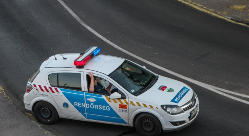Hármas karambol történt az 1-es főúton Bicskénél