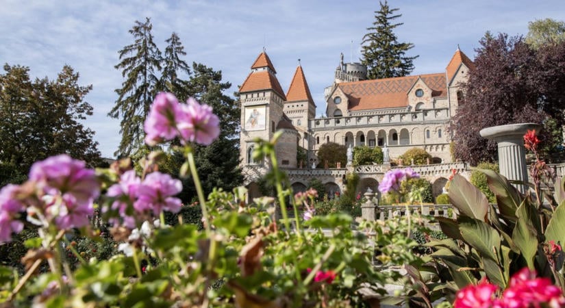 Tökéletes randihely az október 23-i hétvégére: a Bory-vár őszi színekbe öltözött (galéria)