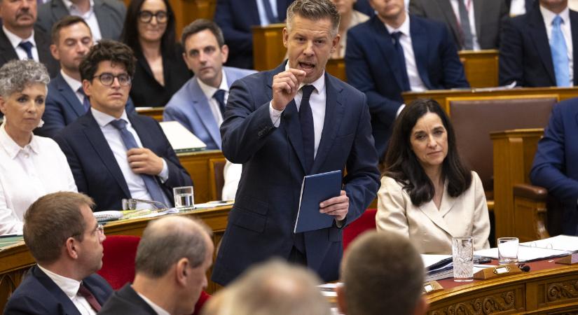 Sulyok Tamás eltakarítása, kevesebb kétharmados törvény, 12 éves képviselői ciklus, vármegyétlenítés és főispántalanítás – itt az újabb alaptörvény-módosítás