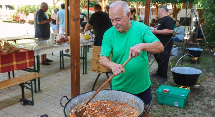 Domaszéken a győzelemért, a rókusi templom plébániáján egy jó ügyért rotyogott a bogrács