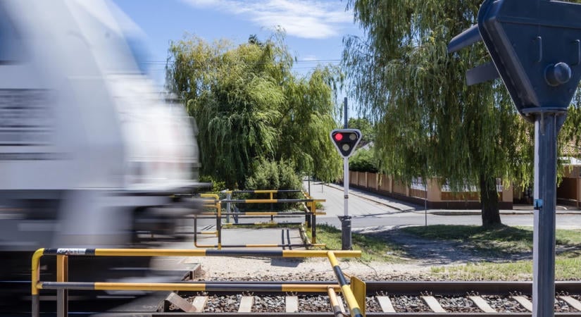 Lazán áthajtottak a sofőrök a vasúti átjáróban, most 600 ezer forintjuk bánhatja