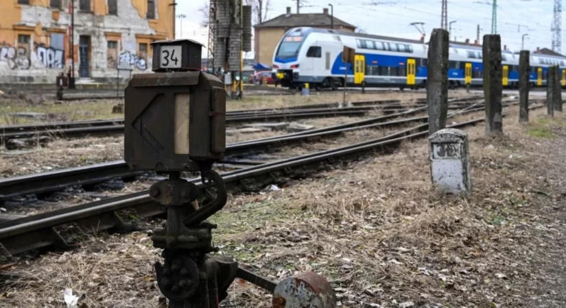 Rákosrendezőn megkezdték az épületek bontását, a romok elszállítása még várat magára