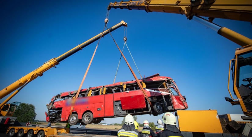Letartóztatásban marad az M3 autópályán történt buszbalesettel érintett lengyel sofőr