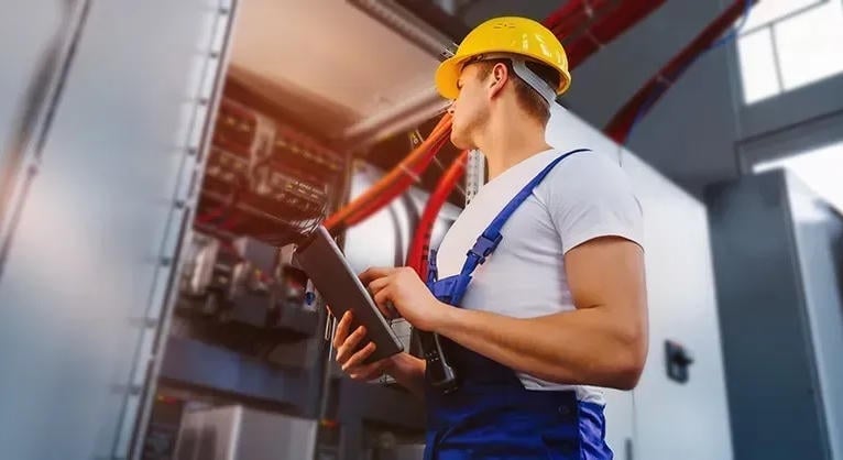 A villanyszerelőket ítéli meg a legkedvezőbben a lakosság