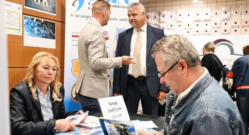 Ötvenöt cég toborzott egyszerre Szolnokon de az illúzióktól mentes valóság ennél keményebb – galériával, videóval