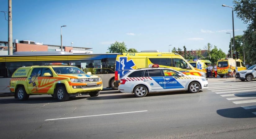 Baleset bénítja a 6-os főutat Pécsen – két autó karambolozott