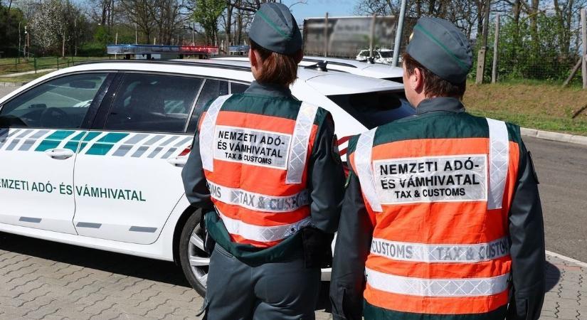 Nyílászárókba rejtve csempészett cigarettát egy sofőr az M5-ösön  fotók, videó
