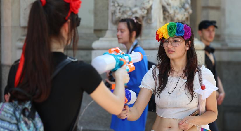 Pusztító rekordhőségben indult el a Budapest Pride – Képek a helyszínről