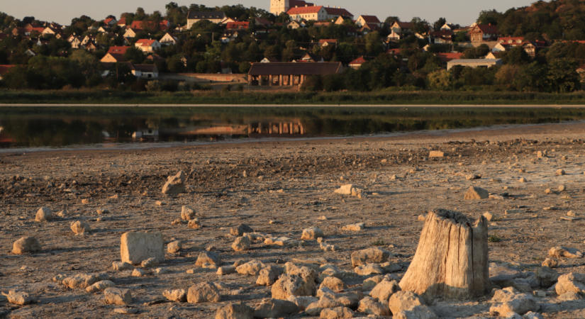 Nem sok víz maradt a tihanyi Belső-tóban