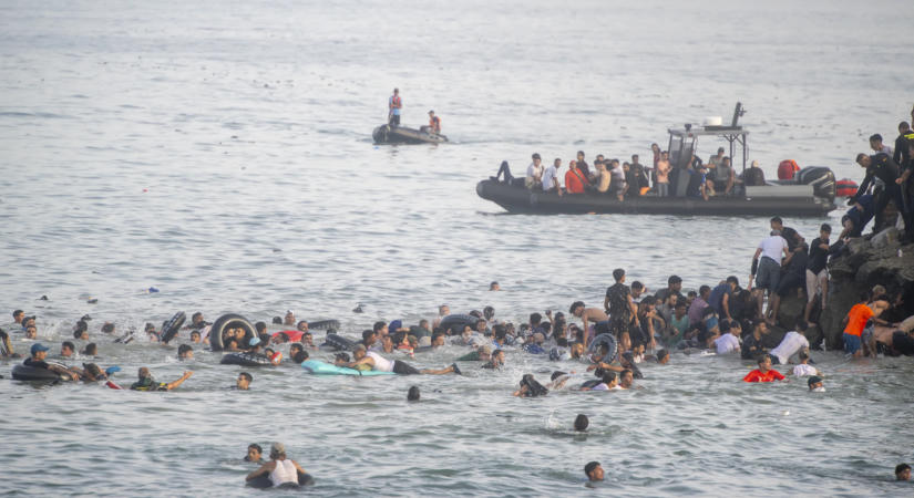 Több száz menekülő migránst mentettek ki a tengerből a görög hatóságok Kréta közelében