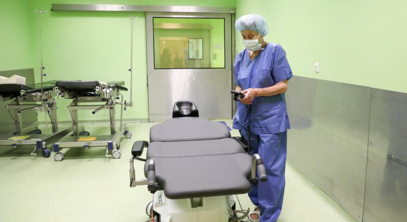 Új műtőasztal segíti a betegellátást a kórház Szemészeti Osztályán