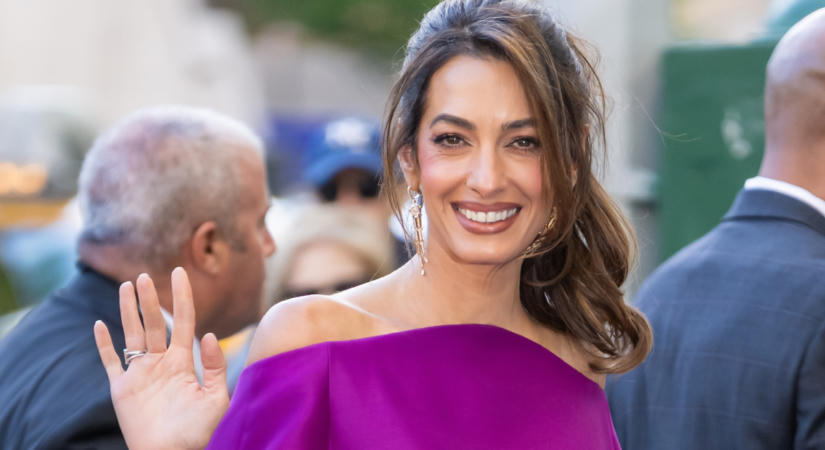 Micsoda belépő! Amal Clooney falatnyi shortban érkezett Velencébe
