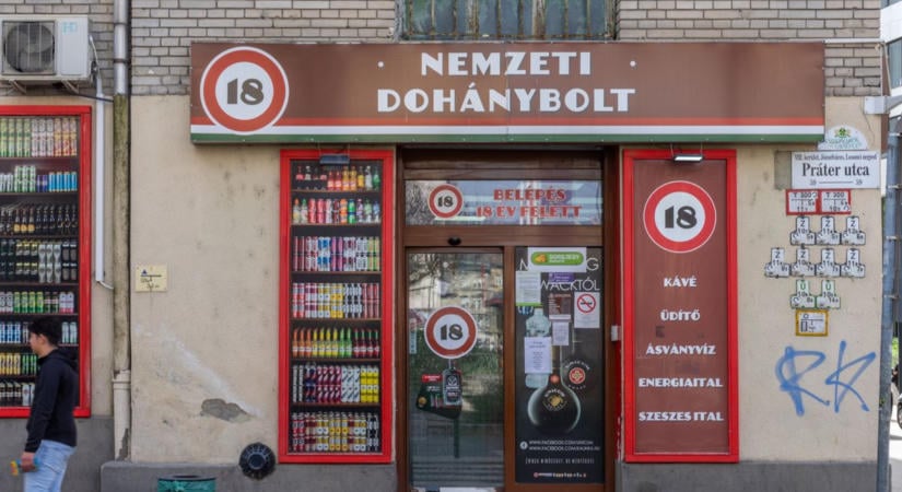 Vége lehet az éjszakai tivornyának a dohányboltok előtt: nagyobb hatalmat kapnának az önkormányzatok – a trafikosok szerint így nehezebb lesz cigit venni
