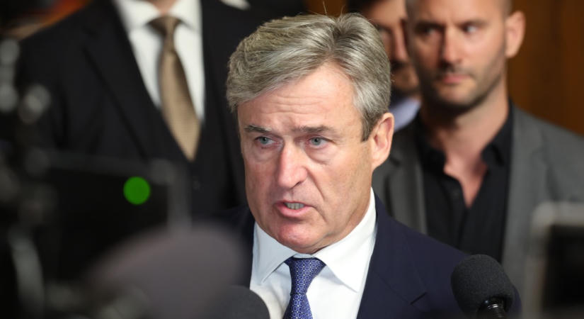 Most jött, Kapitány István mindent elsöprő közlést tett. Megfagyott a levegő a Parlamentben