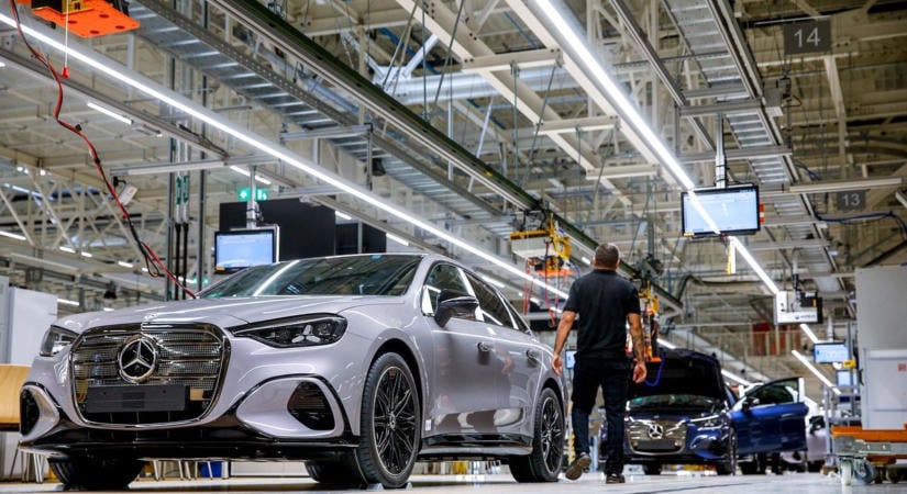 Elege lett a Magyarországon jelenlévő autóipari multinak: akkora bajban a Mercedes, hogy berendelte az irodákba a dolgozóit – Ola Källenius egyre keményebb döntésekre kényszerül