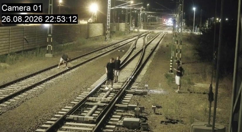 Keresik a debreceni fiatalokat, akik köveket tettek egy vasúti váltóba