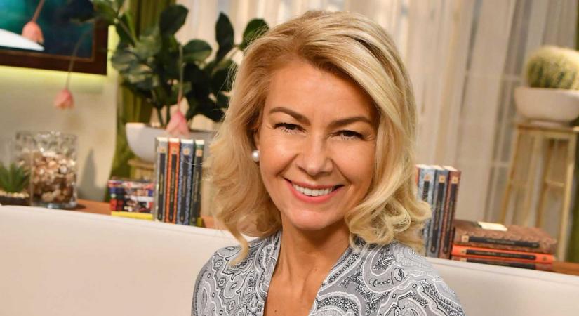 Az 52 éves Barta Sylvia tűzpiros bikiniben pózol a tengerparton