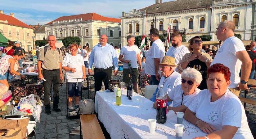 Vásárhelyi delegáció is ellátogatott a Bajai Halászléfőző Népünnepélyre
