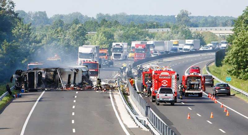 Kigyulladt egy kamion az M3-aa autópályán, mentőhelikopter a helyszínen: elterelik a forgalmat Gödöllőnél