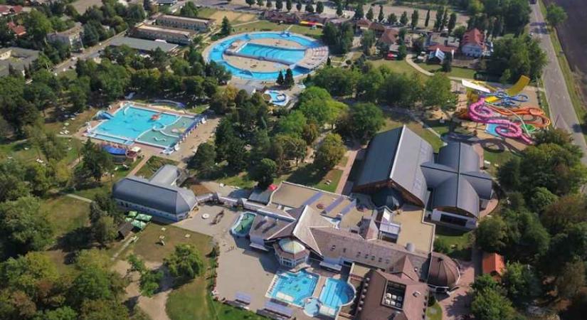 Napelemes kiserőmű fedheti le a Zsóry fürdő áramfogyasztásának harmadát