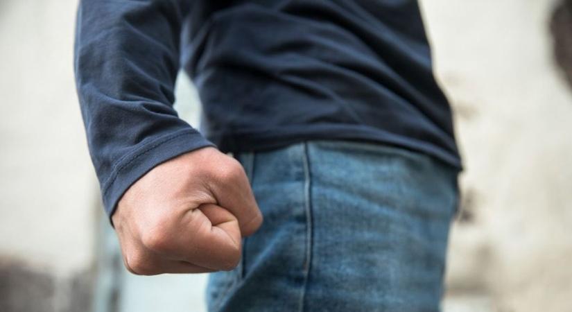 A járókelőket teljesen lesokkolta: két családtagját is leütötte a férfi a városközpontban