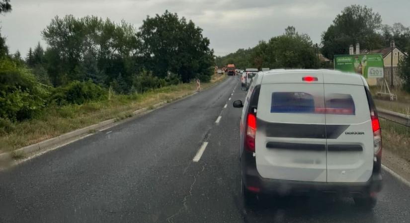 Kátyúzási munkák miatt félpályás lezárás van Veszprémben