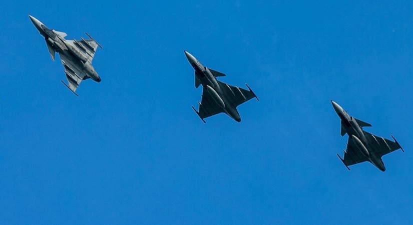Ez is kiderült: Hende Csaba 30 évre titkosította, most mégis nyilvánosságra került a Groupama Aréna megnyitóján repülő Gripenek sztorija