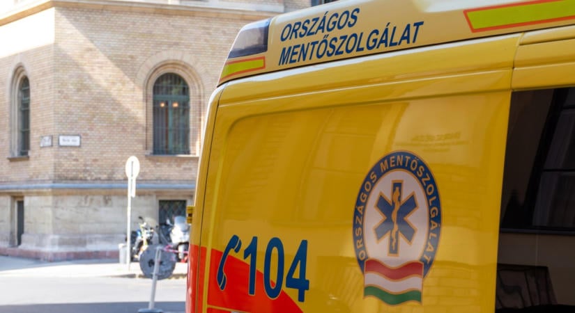 Drámai! Személyautóval ütközött és felborult egy mentő Budapesten: többen megsérültek