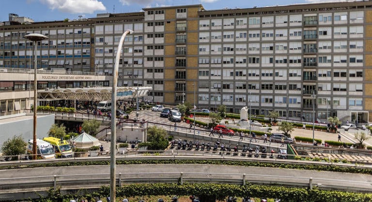 XIV. Leó pápa állapota: jók a kezdeti jelek, de a döntő eredmények még hátravannak