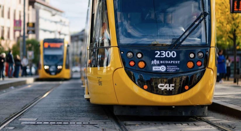 Már száz rövid CAF-villamos Budapestnek: forgalomba állt a 2300-as