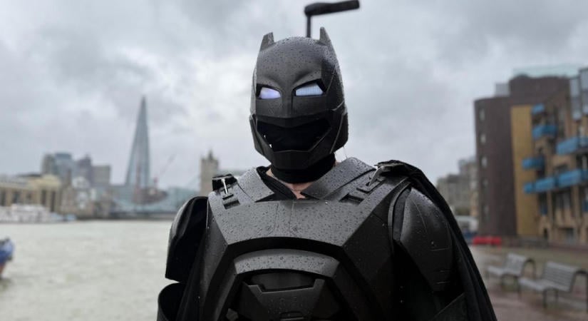 Batman fizeti az autósok tankolását és parkolási bírságait Londonban