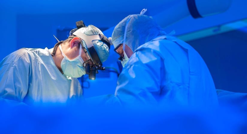 Forradalmi műtét a Szívklinikán: egy 20 éves férfi életét mentették meg