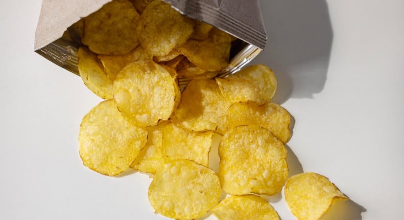 Háziorvosom kikotyogta! Nem a chips a legveszélyesebb: ez a sós nasi terheli meg leginkább a szívet