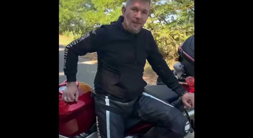 Kapott egy visszautasíthatatlan ajándékot a motoros, aki megmentette egy kisfiú életét a 4-es főúton