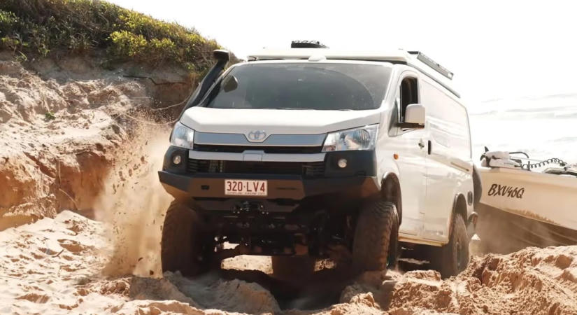 Melós furgonból kőkemény világjáró: lehengerlő a 4x4-es Toyota HiAce