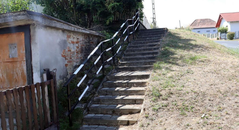 Kicserélték a balesetveszélyes lépcsőkorlátokat Bazitán – ezekbe már nyugodtan lehet kapaszkodni