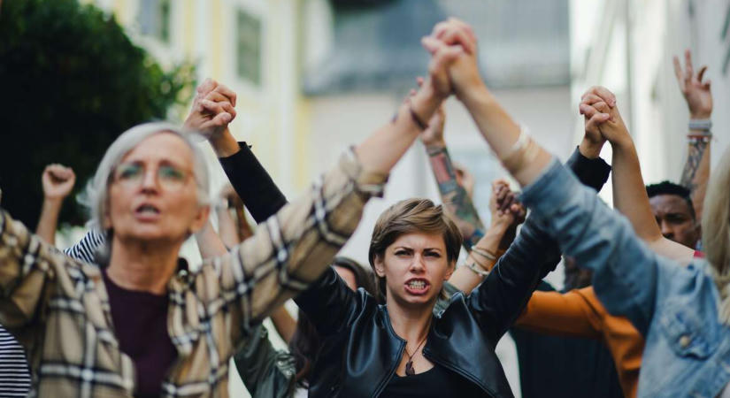 „A nők és lányok elleni erőszak nem magánügy” – Az Isztambuli Egyezmény ratifikálásáért állják körbe a Parlamentet vasárnap