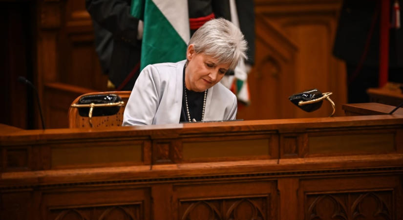 A szakma intenzív tiltakozása után azonnal szerződést bontott az Oktatási Hivatal a Déryné Programmal